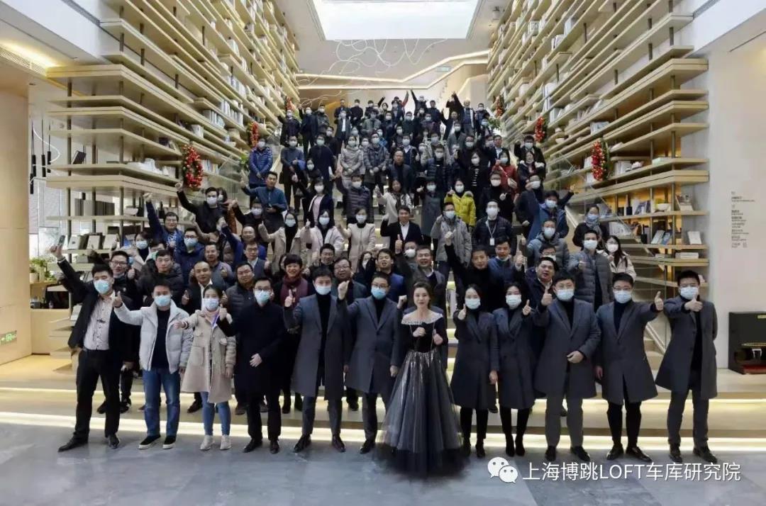 荆门全国一百多人在华侨城汉口道6号参观研讨LOFT专利车库技术！